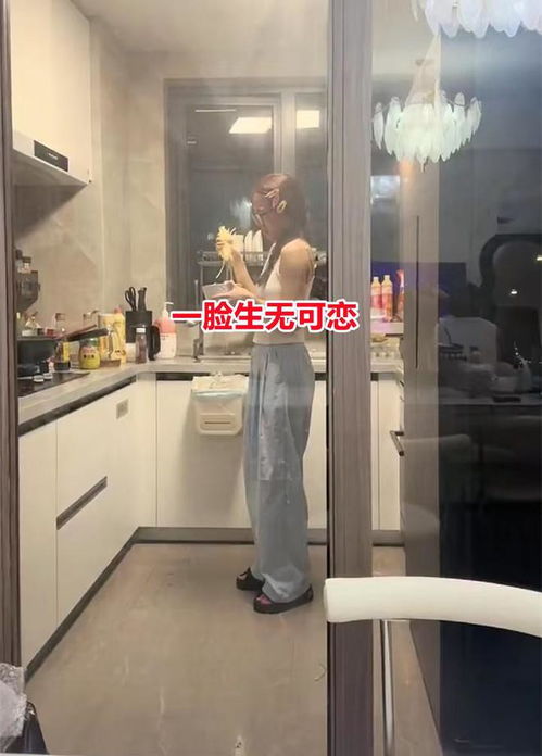 男子偷拍合租室友做饭,表情搞笑一脸生无可恋,笑死在网友评论区