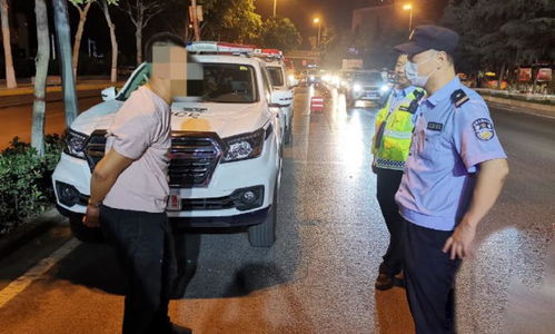 胆大包天西安一男子酒驾被查后,现场用过肩摔将民警撂倒