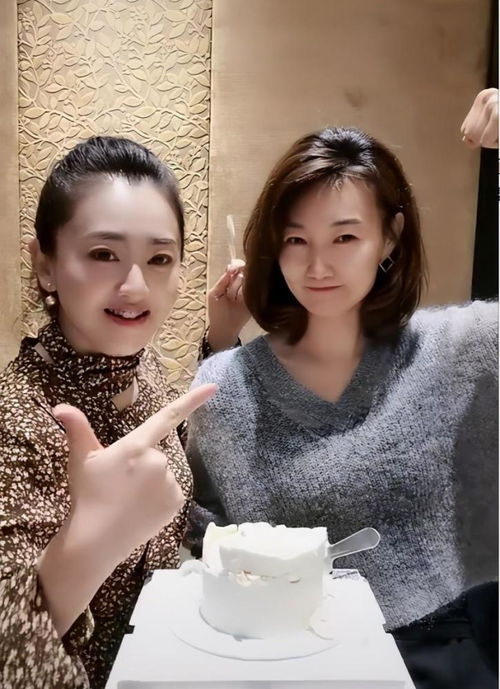 李梓萌来了,台上台下画风差太多她摘假发,穿便服的样子更漂亮
