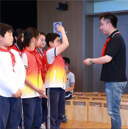 唐镇小学领巾奖章三十载浦东少年筑华章2024年浦东新区少先队庆六一主题活动在学校顺利举行