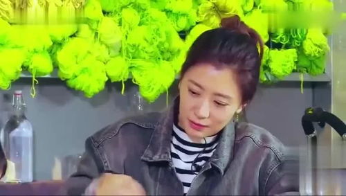 贾静雯展示波妞的各种表情包,波妞生气抓狂抓住手就想咬,太搞笑了