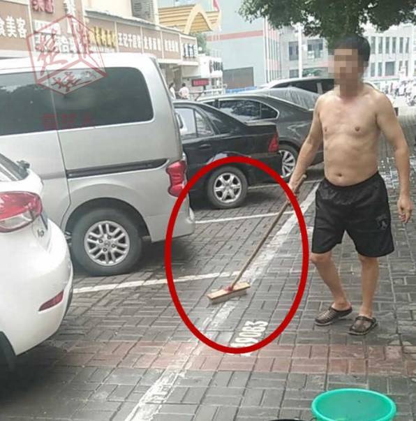 男子嫌门口停车位影响店里生意,竟用强腐蚀剂洗地