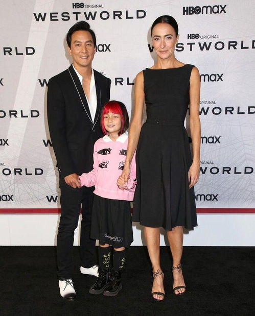 吴彦祖一家三口首公开亮相,妻子瘦过头像男人,女儿混血脸太普通