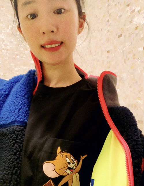网友偶遇刘亦菲,穿白色大衣素颜出街,五官精致素颜也太有明星范
