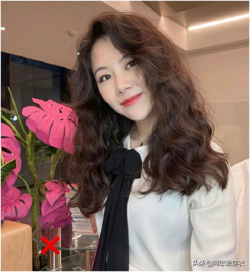 40岁女人头发不要剪太短,这3款发型好看又显气质,太合适过秋了
