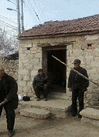 搞笑gif趣图现在的妹子,坐个地铁都这么不让人省心