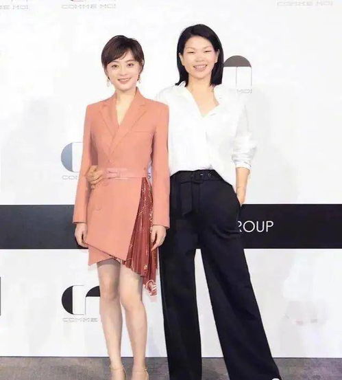 孙俪很自信,穿西装懒得配内搭,又美又飒好时髦