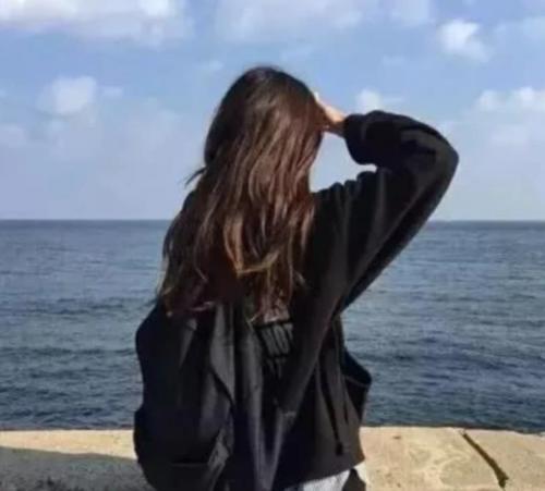 下面这3个背影你觉得哪个最像你看背后默默爱你的人是谁