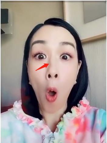 49岁钟丽缇近况曝光,表情用力嘟嘴搞怪,曾与外籍男相识1月闪婚