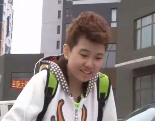变形计最意外两位主人公,女生剪精神小伙头,男生却扎辫子