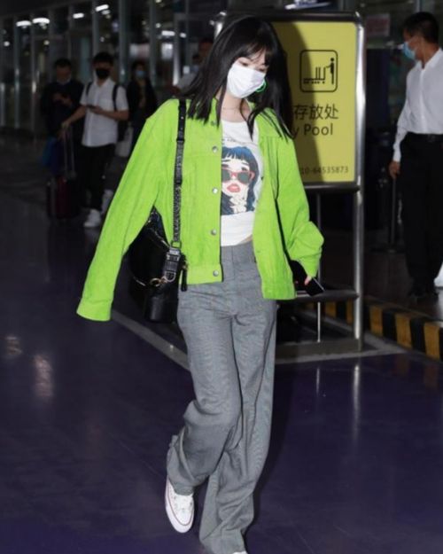 李菲儿风波后现身机场,原谅色外套太吸睛,这是在内涵什么