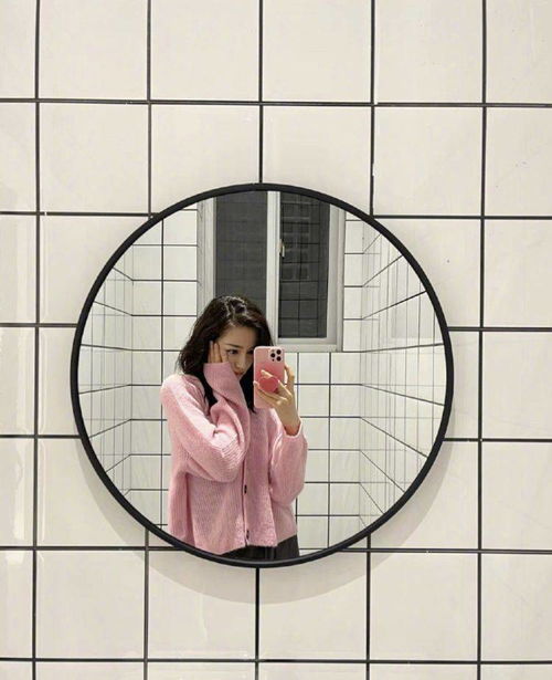 迪丽热巴立冬晒自拍,对镜比耶好少女,穿宽松毛衣难挡纤细小蛮腰