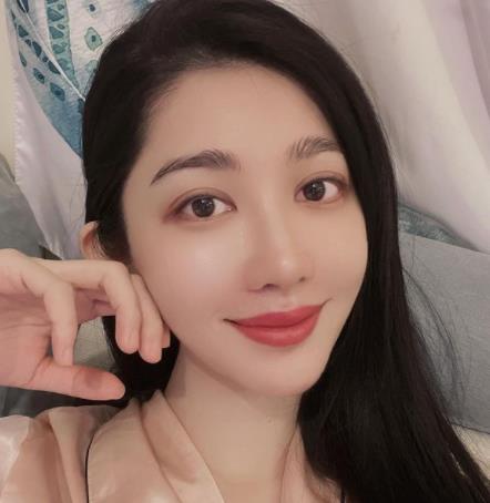 35岁女星深夜挂急诊躺病床上脸色苍白,腹部无理由肿痛已15小时
