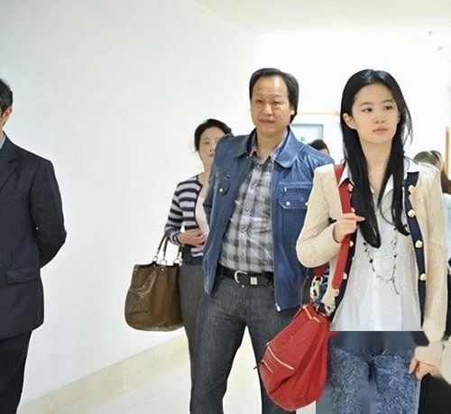 刘亦菲与干爹重归于好陈金飞亲自接她下班女方撒娇好嗲好可爱