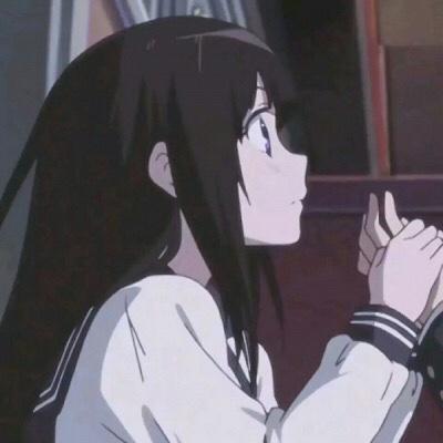 最近很流行的那个女生穿制服的情侣头像的动漫人物叫什么名字