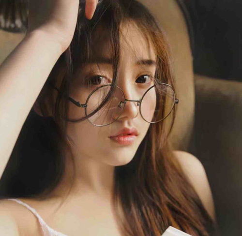 戴眼镜女生可爱头像
