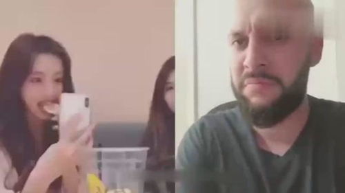 搞笑视频老外看中国网红吃柠檬挑战,光看就知道这酸的程度了