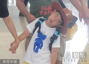 沙溢胡可全家出动小鱼儿翻白眼送表情包