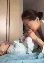 搞笑gif趣图本来想拍一拍钓到了大鱼感觉,结果大鱼跑了,赔了夫人又折兵