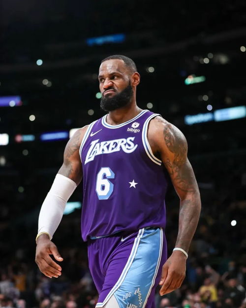 nba晚报詹皇三项数据历史前十,库里将头像改为克莱自拍,马龙力挺考神