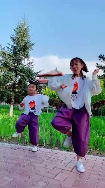 爆笑小姐妹,户外跳舞,妹妹跳舞的表情真是绝了