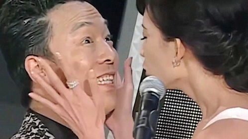 林志玲台上主动亲黄渤,黄渤的表情太好笑,网友放开让我来