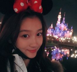 关晓彤晒九宫格照逛童话世界少女心爆棚