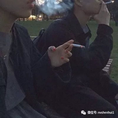 抽烟的男生头像霸气
