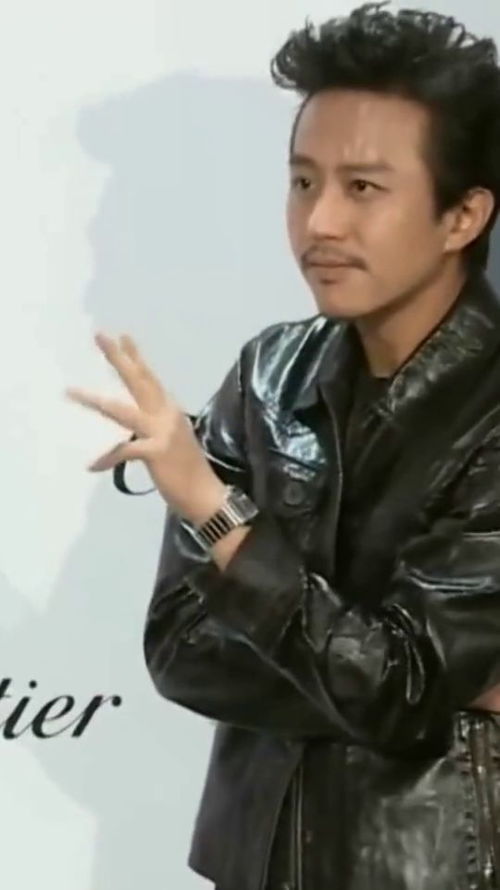 邓超参加活动,拍照的这个表情也太搞笑了吧,网友逗比超