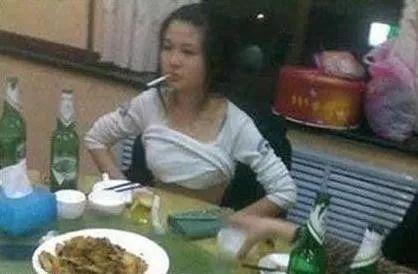 爆笑gif小伙子,你看的也太明目张胆了,小心姑娘们揍你