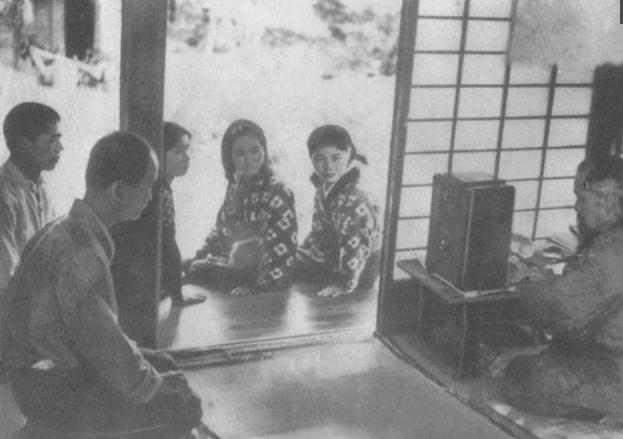二战日本天皇宣布投降时,日本民众只有一个表情,看后让人后怕不已