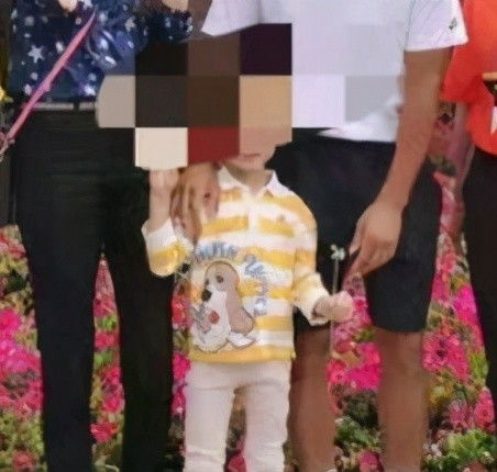 林丹一家六口出游,夫妻俩表情淡漠,4岁儿子已长到爸爸腰
