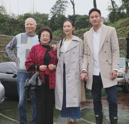 何润东带娇妻现身,小8岁妻子穿风衣好优雅,气质更不输女明星