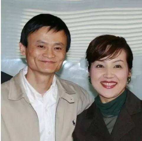 马云我对钱不感兴趣,我从来没碰过钱,旁边撒贝宁表情痛苦
