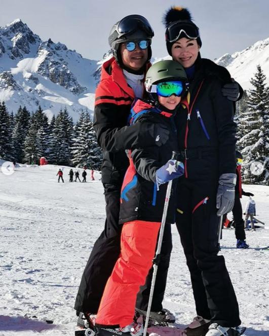 李嘉欣一家三口滑雪度假,儿子长势喜人,大美人笑得很灿烂