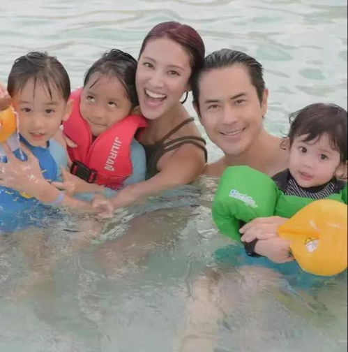 郑嘉颖一家五口开心出游,辣妈陈凯琳年轻漂亮,三个儿子全是帅哥
