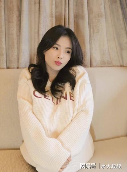 女人过了35岁,建议少穿花衣服学刘涛这样穿,老娘天下最美