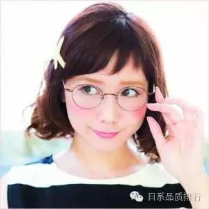 戴眼镜的女生选对了镜框简直是萌萌的小萝莉