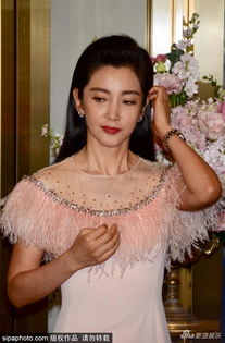 组图李冰冰出席品牌剪彩仪式吐舌卖萌表情搞怪频露囧相