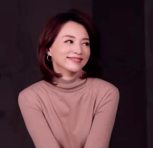 央视一姐董卿近况曝光素颜年轻不似46岁,剥螃蟹也难掩气质