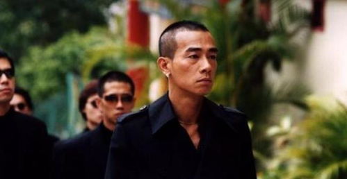 陈小春小儿子hoho罕见出镜,表情酷酷,和哥哥jasper不太像