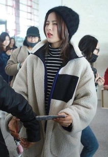 杨超越终于换发型一头锁骨发美成漫画少女,早该选这款短发了