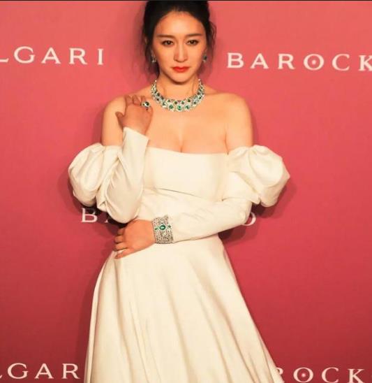 李小冉花瓶身材真撩人,身穿白色单肩长裙,腰臀弧度令人羡慕