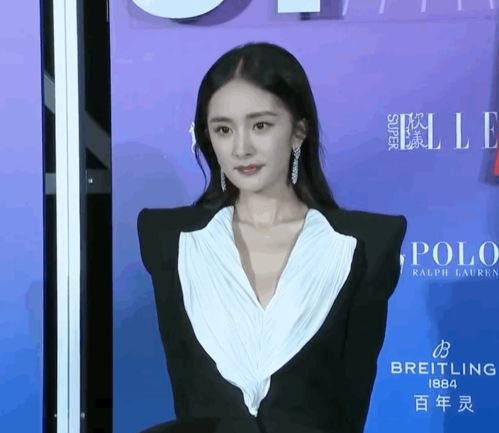杨幂红毯造型惊艳,西装优雅漫画腿吸睛,生图冲进热榜前三