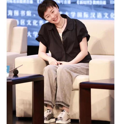 吴越不扮嫩美得自然,夏季穿搭体面显贵适合妈妈们,51岁气质淡雅