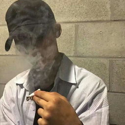 用这两张图片做头像的男的是什么样的人