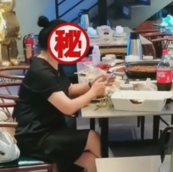广东50岁女子到饭店吃饭,因2声阿姨向服务员索赔2000块