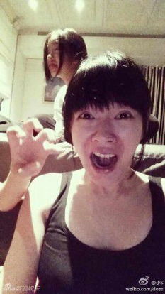 小s素颜自拍女儿扮鬼脸搞怪不输妈妈