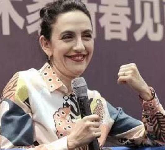 刘烨妻子出席活动,当年的巅峰颜值如今已崩塌,40岁像80岁