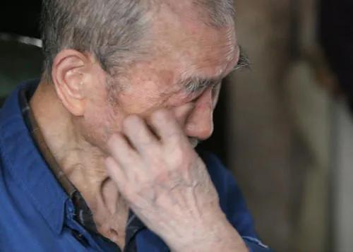 老人的棺材本,有必要交出来帮助子女吗72岁老人想死就交吧
